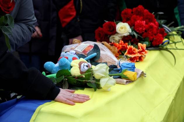 News Themen der Woche KW10 News Bilder des Tages RAUKHIVKA, UKRAINE - MARCH 5, 2024 - Toys and flowers lie on the coffin covered with a Ukrainian flag during a commemorative event for military personnel Tetiana and Oleh Kravets who died together with children Yelyzaveta, 7mo, Zlata, 8, and Serhii, 9, in the block of flats hit by the Russian drone in Odesa on March 2, Raukhivka, Odesa region, southern Ukraine. Commemorative event for family killed in March 2 Russian drone attack on Odesa  Copyright: xNinaxLiashonokx