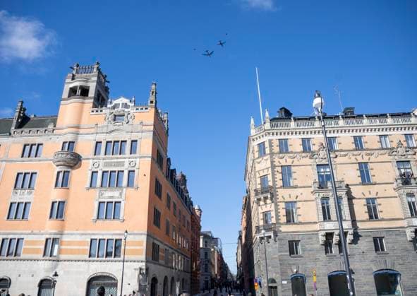 News Themen der Woche KW10 News Bilder des Tages STOCKHOLM 20240306 En B-1B Lancer och B-52 Stratofortress, eskorteras av svenska Jas 39 Gripen över Rosenbad i Stockholm, da Försvarsmakten samövar med amerikanska Bomber Task Force. STOCKHOLM SVERIGE x10080x *** STOCKHOLM 20240306 A B 1B Lancer and B 52 Stratofortress, are escorted by Swedish Jas 39 Gripen over Rosenbad in Stockholm, as the Swedish Armed Forces co-train with the American Bomber Task Force STOCKHOLM SWEDEN x10080x  Copyright: xFredrikxSandberg TTx BOMBPLAN OYxMm0lE9PY