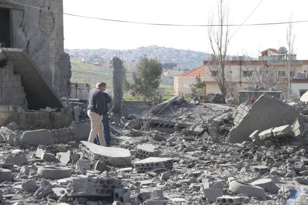 Bilder des Jahres 2024, News 03 März News Themen der Woche KW10 News Bilder des Tages (240306) -- DIBBINE, March 6, 2024 -- People stand among rubble left by Israeli artillery shelling and airstrikes in Dibbine, Lebanon, March 6, 2024. Three members of one family were killed and three others were wounded on Tuesday in Israeli artillery shelling and airstrikes targeting several Lebanese villages in the border region of southern Lebanon, Lebanese military sources told Xinhua. (Photo by Xinhua) LEBANON-DIBBINE-ISRAEL-BORDER-TENSIONS TaherxAbuxHamdan 