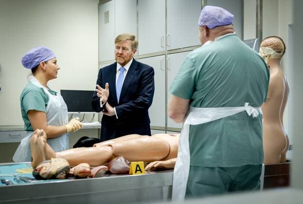 Entertainment Themen der Woche KW10 Entertainment Bilder des Tages THE HAGUE - King Willem-Alexander during a working visit to the Netherlands Forensic Institute (NFI), where various departments are visited on the basis of a fictitious murder case. This year marks twenty-five years since the Forensic Laboratory and the Laboratory for Forensic Pathology merged into the NFI. ANP REMKO DE WAAL netherlands out - belgium out  Copyright: xx x492980430x originalFilename: 492980430.jpg
