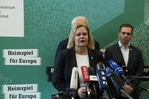100 Tage vor dem Anpfiff der UEFA EURO 2024 100 Tage vor dem Anpfiff der UEFA EURO 2024 lädt Sport- und Innenministerin Nancy Faeser zum Countdown Event in das Bundesministerium des Innern und für Heimat ein. Mit DFB-Sportdirektor Rudi Völler, Turnierdirektor der UEFA EURO 2024 Philipp Lahm und Turnierbotschafterin Celia äaöic Berlin Berlin GER