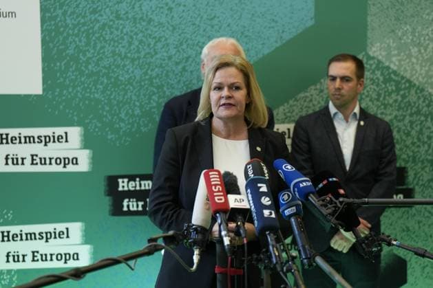 100 Tage vor dem Anpfiff der UEFA EURO 2024 100 Tage vor dem Anpfiff der UEFA EURO 2024 lädt Sport- und Innenministerin Nancy Faeser zum Countdown Event in das Bundesministerium des Innern und für Heimat ein. Mit DFB-Sportdirektor Rudi Völler, Turnierdirektor der UEFA EURO 2024 Philipp Lahm und Turnierbotschafterin Celia äaöic Berlin Berlin GER