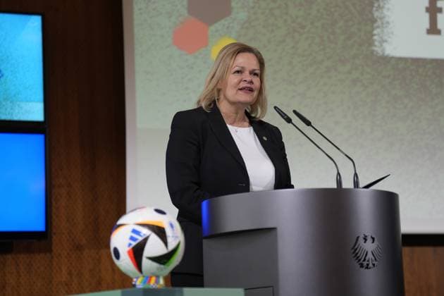 News Bilder des Tages 100 Tage vor dem Anpfiff der UEFA EURO 2024, Innenministerin Nancy Faeser 100 Tage vor dem Anpfiff der UEFA EURO 2024 lädt Sport- und Innenministerin Nancy Faeser zum Countdown Event in das Bundesministerium des Innern und für Heimat ein. Mit DFB-Sportdirektor Rudi Völler, Turnierdirektor der UEFA EURO 2024 Philipp Lahm und Turnierbotschafterin Celia äaöic Berlin Berlin GER