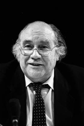 August Everding (er war u.a. Intendant der Hamburgischen Staatsoper, Regisseur, Präsident des Deutschen Bühnenvereins) bei einer Pressekonferenz in Hamburg im November 1988 *** August Everding he was director of the Hamburg State Opera, stage director, president of the German Stage Association at a press conference in Hamburg in November 1988