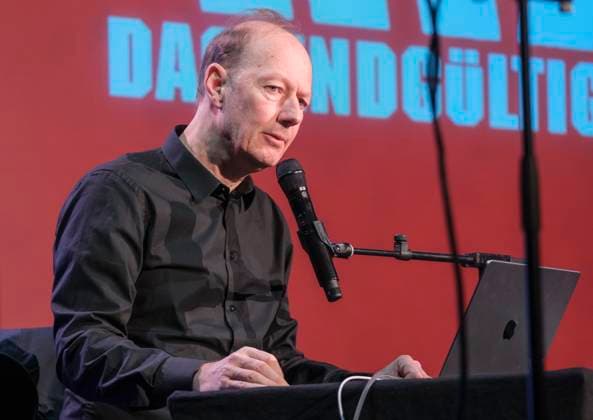 Entertainment Themen der Woche KW10 Martin Sonneborn bei einem Auftritt während des Kölner Literaturfestivals LIT.COLOGNE in der Volksbühne am Rudolfplatz. Sonneborn ist ein deutscher Satiriker, Journalist und Politiker. Bei der Europawahl 2014 wurde er als Spitzenkandidat der Partei für Arbeit, Rechtsstaat, Tierschutz, Elitenförderung und basisdemokratische Initiative (Die PARTEI), deren Bundesvorsitzender er ist, zum Mitglied des Europäischen Parlaments gewählt und zog 2019 erneut ins Parlament ein. *** Martin Sonneborn at an appearance during the Cologne literature festival LIT.COLOGNE at the Volksbühne am Rudolfplatz. Sonneborn is a German satirist, journalist and politician. He was elected as a Member of the European Parliament in the 2014 European elections as GMS11042