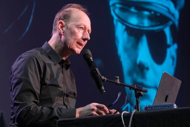 Martin Sonneborn bei einem Auftritt während des Kölner Literaturfestivals LIT.COLOGNE in der Volksbühne am Rudolfplatz. Sonneborn ist ein deutscher Satiriker, Journalist und Politiker. Bei der Europawahl 2014 wurde er als Spitzenkandidat der Partei für Arbeit, Rechtsstaat, Tierschutz, Elitenförderung und basisdemokratische Initiative (Die PARTEI), deren Bundesvorsitzender er ist, zum Mitglied des Europäischen Parlaments gewählt und zog 2019 erneut ins Parlament ein. *** Martin Sonneborn at an appearance during the Cologne literature festival LIT.COLOGNE at the Volksbühne am Rudolfplatz. Sonneborn is a German satirist, journalist and politician. He was elected as a Member of the European Parliament in the 2014 European elections as GMS11045
