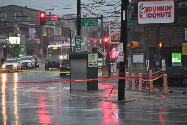 News Themen der Woche KW10 News Bilder des Tages RECORD DATE NOT STATED Mass Shooting Injures Eight Juveniles At SEPTA Bus Stop In Philadelphia Pennsylvania (NEW) Mass shooting injures eight juveniles at a SEPTA bus stop in Philadelphia, Pennsylvania. March 6, 2024, Philadelphia, Pennsylvania, USA: At approximately 2:59 PM, numerous 911 calls were received reporting a mass shooting on the highway near Dunkin Donuts. Upon arrival, police discovered eight victims at the scene with gunshot wounds on Cottman and Rising Sun Avenue. Victims range in age from 15 - 16 years old. Credit: Kyle Mazza TheNews2 (Foto: Kyle Mazza Thenews2 imago images) Mass Shooting Injures Eight Juveniles At SEPTA Bus Stop In Philadelphia Pennsylvania  Copyright: xKylexMazzax