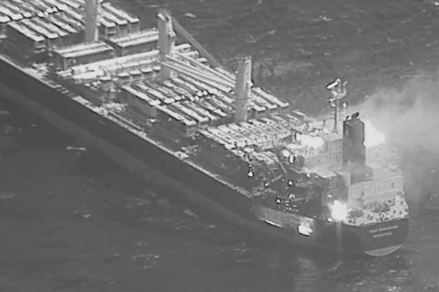 Bilder des Jahres 2024, News 03 März News Themen der Woche KW10 News Bilder des Tages At approximately 11:30 a.m. (Sanaa time) on Wednesday, March 6, 2024, an anti-ship ballistic missile (ASBM) was launched from Iranian-backed Houthi terrorist-controlled areas of Yemen toward M V True Confidence, a Barbados-flagged, Liberian-owned bulk carrier, while transiting the Gulf of Aden. The missile struck the vessel, and the multinational crew reported three fatalities and at least four injuries, of which three are in critical condition, and significant damage to the ship. The crew abandoned the ship, and coalition warships responded and are assessing the situation. Photo via U.S. Central Command  WAX2024030601 U.S.xCENTRALxCOMMAND