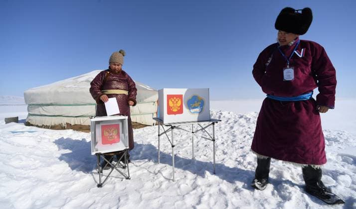 Bilder des Jahres 2024, News 03 März News Themen der Woche KW10 News Bilder des Tages Russia Presidential Election Early Voting 8636727 06.03.2024 A woman casts her ballot during the early voting in the 2024 Russian presidential election at a herding camp in the village of Ak Erik near the border with Mongolia, Tes-Khemsky district, Republic of Tyva, Russia. Ilya Naymushin Sputnik Republic of Tuva Russia  Copyright: xIlyaxNaymushinx