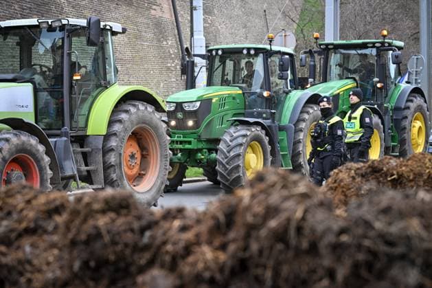 News Themen der Woche KW10 Farmers are protesting in Prague against government agricultural policy, on March 7, 2024. They spread manure and covered tram tracks in front of the Government Office on the Edvard Benes embankment, complicating public transport. (CTKxPhoto VitxSimanek) CTKPhotoP2024030703497  CTKPhotoP2024030703497