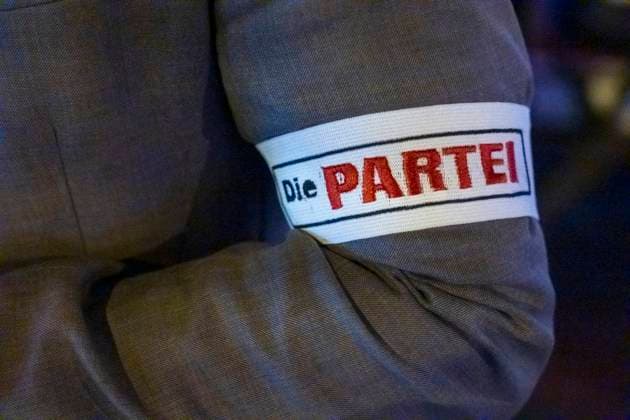 Armbinde der Satire-Partei Die Partei vor dem Auftritt von Martin Sonneborn im Rahmen des Kölner Literaturfestivals LIT.COLOGNE vor dem Volkstheater am Rudolfplatz. *** Armband of the satirical party Die Partei before Martin Sonneborn s appearance at the Cologne literature festival LIT.COLOGNE in front of the Volkstheater on Rudolfplatz. Nordrhein-Westfalen Deutschland, Germany GMS11059