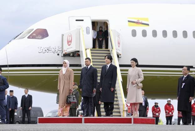 News Themen der Woche KW10 Entertainment Bilder des Tages News Bilder des Tages Brunei royal couple arrives in Tokyo Brunei s Crown Prince Haji Al-Muhtadee Billah (2nd from L on podium), Crown Princess Sarah (far L), Japanese Crown Prince Fumihito and Crown Princess Kiko listen to their countries national anthems at Tokyo s Haneda airport on March 7, 2024, upon the royal couple s arrival. (Pool photo)  A14AA0002568085P