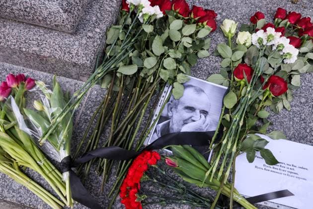 Entertainment Themen der Woche KW10 Entertainment Bilder des Tages RUSSIA, MOSCOW - MARCH 7, 2024: Flowers in memory of stage director Rimas Tuminas are pictured outside Moscow s Vakhtangov Theatre. Tuminas, former artistic director of Moscow s Vakhtangov Theatre, died on March 6, 2024, aged 72. Sergei Savostyanov TASS  67971594