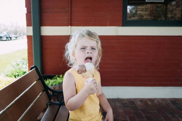 Creative Highlights Symbolbilder Young child licking ice cream cone in town square Hilham, Tennessee, United States CR_WEKW240304-1361602-01 ,model released, Symbolfoto