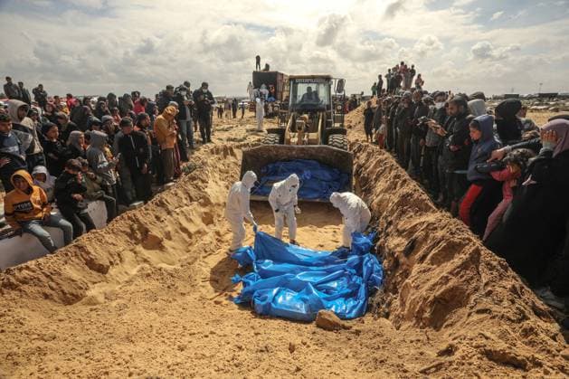 Bilder des Jahres 2024, News 03 März News Themen der Woche KW10 News Bilder des Tages People bury the bodies of Palestinians at a mass grave in Rafah, in the southern Gaza Strip, on Thursday, March 7, 2024. The Palestinians were killed during the war but were confiscated by Israeli forces looking for hostages, and then delivered back through the Israeli-controlled Kerem Shalom crossing in Southern Gaza.  GAZ2024030710 IsmaelxMohamad