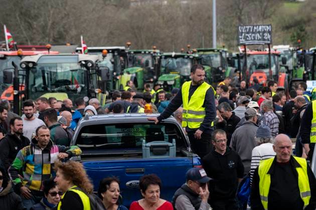 News Themen der Woche KW10 News Bilder des Tages Agriculture Protest Farmers of both side of the border stand next to tractors blocking the French-Spanish border at Biriatu during a farmers protest against a number of issues affecting their sector, including taxation and falling incomes. Biriatu (Basque Country). March 7, 2024. (Gari Garaialde Bostok Photo) Biriatou Labourd France Editorial use only. Is not allowed to modify this file without the permission of the author. This image is copyrighted  Copyright: xGarikoitzxGaraialdex xBostokxPhotox Bostok Photo GarixGaraialdex GG2403070057