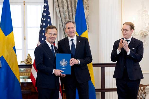 Bilder des Jahres 2024, News 03 März News Themen der Woche KW10 News Bilder des Tages WASHINGTON DC 20240307 USA:s utrikesminister Antony Blinken och Sveriges statsminister Ulf Kristersson (M) samt utrikesminister Tobias Billström (M) träffas pa USA:s utrikesdempartement i Washington med anledning av Sveriges Natoansökan. Statsminister Ulf Kristersson (M) lämnar över handlingarna till USA:s utrikesminister Antony Blinken i Washington. WASHINGTON USA x200x *** WASHINGTON DC 20240307 US Secretary of State Antony Blinken and Swedish Prime Minister Ulf Kristersson M and Foreign Minister Tobias Billström M meet at the US State Department in Washington in connection with Swedens NATO application Prime Minister Ulf Kristersson M hands over the documents to US Secretary of State Antony Blinken in Washington WASHINGTON USA x2  Copyright: xThomasxNilsson TTx KRISTERSSON I WASHINGTON NATO kHWNH6Lh_-o