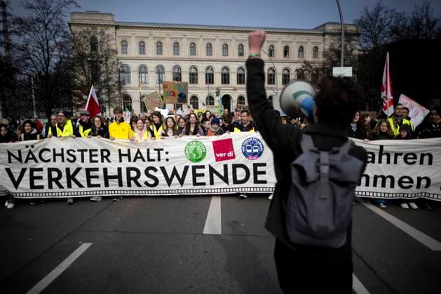 Fridays for Future, Klimastreik DEU, Deutschland, Germany, Berlin, 01.03.2024 Demonstranten der Fridays For Future Bewegung und Mitglieder der Gewerkschaft Verdi im Nahverkehr mit einem Transparent Naechster Halt Verkehrswende auf der Kundgebung und Demonstration von Schuelerinnen und Schueler der weltweiten Bewegung FridaysForFuture unter dem Motto Wir fahren zusammen fuer eine Verkehrswende und bessere Arbeitsbedingungen im Oepnv in Berlin Deutschland . Die Demonstranten streiken fuer einen radikalen Wandel der Klimapolitik, den Klimaschutz, der Einhaltung des 1,5-Grad-Ziels, Ausstieg aus der Kohlepolitik. en: Demonstrators of the Fridays For Future movement and members of the Verdi union in local transport with a banner Next Stop traffic