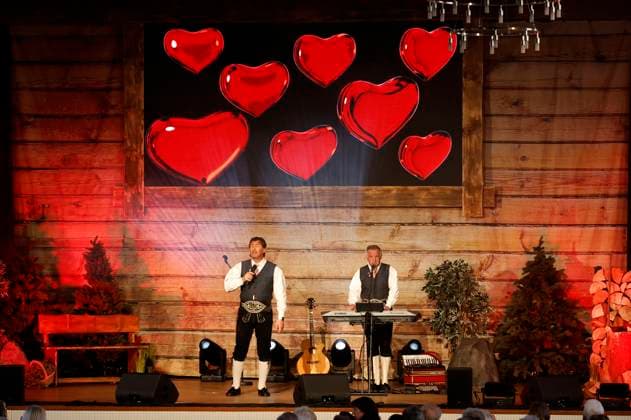 Joakin Stuffer und Otto Demetz (Die Ladiner) beim Konzert Könige der Volksmusik - Die Abschiedstour von Marianne & Michael in der Stadthalle. Zerbst, 07.03.2024
