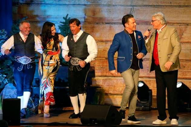 Die Ladiner, Anita Hofmann, Stefan Mross und Michael Hartl beim Konzert Könige der Volksmusik - Die Abschiedstour von Marianne & Michael in der Stadthalle. Zerbst, 07.03.2024