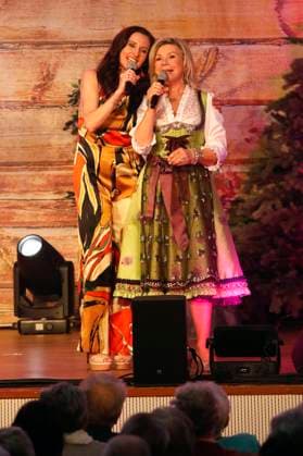 Anita Hofmann und Marianne Hartl beim Konzert Könige der Volksmusik - Die Abschiedstour von Marianne & Michael in der Stadthalle. Zerbst, 07.03.2024