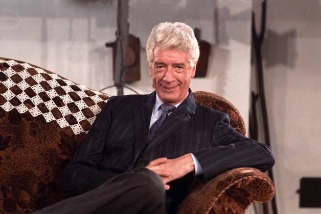 Rudi Carrell bei Dreharbeiten zu einer Fernsehshow in Hamburg, Februar 1988 *** Rudi Carrell filming a television show in Hamburg, February 1988