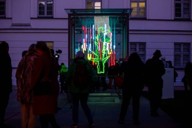 Entertainment Themen der Woche KW10 Die Lichtinstallation auf dem Vorplatz des Pommerschen Landesmuseums erstrahlt in den Farben Blau, Gelb, Grün und Rot. Die grünen Linien zeigen die Silhouette des bekannten Baumes von Caspar David Friedrich. GER, Kunst, Eröffnung cdf light, Götz Lemberg, Vernissage, Lichtskulptur, Pommersches Landesmuseum, Hansestadt Greifswald, HGW *** The light installation on the forecourt of the Pomeranian State Museum shines in the colors blue, yellow, green and red The green lines show the silhouette of the famous tree by Caspar David Friedrich GER, art, opening cdf light, Götz Lemberg, vernissage, light sculpture, Pomeranian State Museum, Hanseatic City of Greifswald, HGW