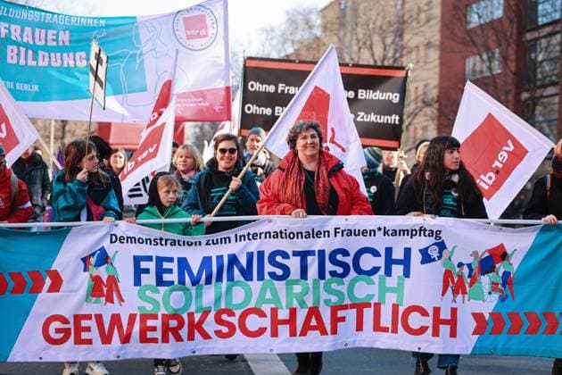 Welt-Frauentag - Demonstranten auf der Demo von den Gewerkschaften DGB, Verdi, GEW und dem Bündnis für sex. Selbstbestimmung, Demonstration am Internationalen feministischen Kampftag in Berlin, 08.03.2024, am Oranienplatz, Berlin, Deutschland *** World Womens Day demonstrators at the demonstration of the trade unions DGB, Verdi, GEW and the Alliance for Sex Self-Determination, demonstration on the International Feminist Day of Struggle in Berlin, 08 03 2024, at Oranienplatz, Berlin, Germany kreativmedia_frauentag_2