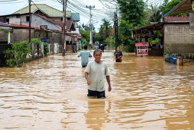 Bilder des Jahres 2024, News 03 März News Themen der Woche KW10 News Bilder des Tages (240308) -- PADANG, March 8, 2024 -- People wade through flood water after heavy rain in Padang, West Sumatra, Indonesia, on March 8, 2024. (Photo by Xinhua) INDONESIA-PADANG-FLOOD AndrixMardiansyah 