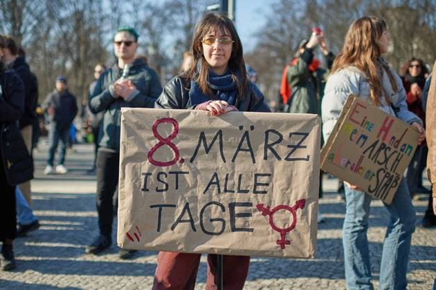 Am internationalen Frauentag hat ein Buendnis aus Gewerkschaften, Frauenorganisationen, Initiativen und Verbaenden in Berlin bessere Lebens- und Arbeitsbedingungen fuer Frauen gefordert. An der Demonstration zum Brandenburger Tor beteiligten sich am Freitag nach Polizeiangaben rund 6.000 Menschen (Foto vom 08.03.2024). Wir bekaempfen gemeinsam Antifeminismus, Rassismus, Antisemitismus und Rechtsextremismus , hiess es im Aufruf zu der Demonstration: Wir kaempfen fuer sexuelle und koerperliche Selbstbestimmung. (Siehe epd-Meldung vom 08.03.2024) EDITORIAL USE ONLY *** On International Womens Day, an alliance of trade unions, womens organizations, initiatives and associations in Berlin called for better living and working conditions for wom Copyright: epd-bild ChristianxDitsch D24D0308FrauentagDemo154531