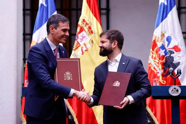News Themen der Woche KW10 News Bilder des Tages Santiago, 8 de marzo de 2024 El Presidente Gabriel Boric y el Presidente del Gobierno de Espana, Pedro Sanchez realizan declaracion conjunta en el Palacio de La Moneda. Marcelo Hernandez Aton Chile, Santiago Chile Aton_879119 *** Santiago, March 8, 2024 President Gabriel Boric and the President of the Government of Spain, Pedro Sanchez make a joint statement at the Palacio de La Moneda Marcelo Hernandez Aton Chile, Santiago Chile Aton 879119  Copyright: MARCELOxHERNANDEZ ATONxCHILE