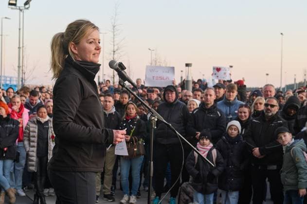 Brandenburg Tesla Mitarbeiter-Protest Mitarbeiter des Automobilkonzern Tesla protestieren vor dem Giga-Werk im brandenburgischen Gruenheide gegen den Brandanschlag auf eine Stromleitung, die zu einem mehrtaegigen Stromausfall gefuehrt hat. Organisiert wurde der Protest vom Betriebsrat des Konzern, Tesla uebernahm die Kosten fuer Wurst- und Getraenkebuden, die fuer die Angestellten aufgestellt wurden. Unbekannte hatten 5. Maerz 2024 einen Brandanschlag auf einen Strommast veruebt, der die umliegenden Ortschaften und das Automobilwerk von Elon Musk von der Stromversorgung abgeschnitten hatte. Im Bild: Die Betriebsratsvorsitzende Michaela Schmitz redet zu den Mitarbeitern. 8.3.2024, Gruenheide