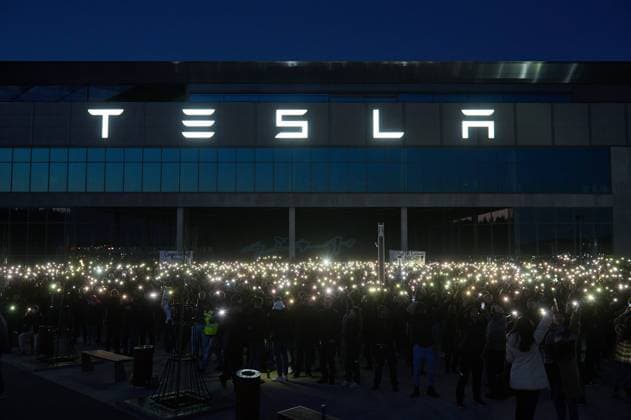News Bilder des Tages Brandenburg Tesla Mitarbeiter-Protest Mitarbeiter des Automobilkonzern Tesla protestieren vor dem Giga-Werk im brandenburgischen Gruenheide gegen den Brandanschlag auf eine Stromleitung, die zu einem mehrtaegigen Stromausfall gefuehrt hat. Organisiert wurde der Protest vom Betriebsrat des Konzern, Tesla uebernahm die Kosten fuer Wurst- und Getraenkebuden, die fuer die Angestellten aufgestellt wurden. Unbekannte hatten 5. Maerz 2024 einen Brandanschlag auf einen Strommast veruebt, der die umliegenden Ortschaften und das Automobilwerk von Elon Musk von der Stromversorgung abgeschnitten hatte. 8.3.2024, Gruenheide