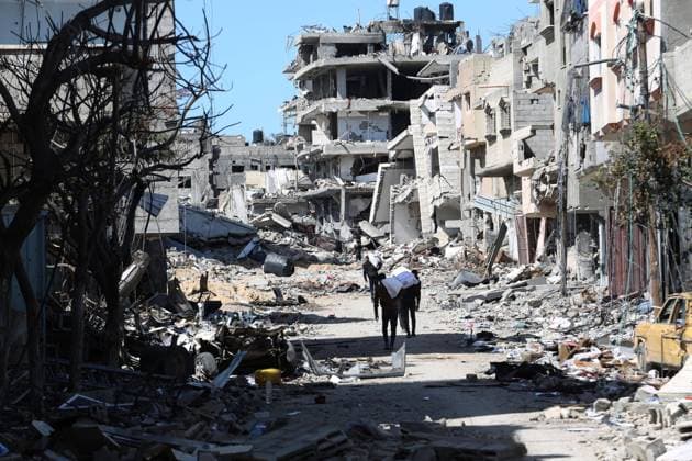 News Themen der Woche KW10 News Bilder des Tages (240308) -- GAZA, March 8, 2024 -- People walk on a street with destroyed buildings in the southern Gaza Strip city of Rafah, on March 8, 2024. The death toll of Palestinians from the ongoing Israeli attacks in the Gaza Strip has risen to 30,878, the Gaza-based Health Ministry said Friday. (Photo by Xinhua) MIDEAST-GAZA-RAFAH-ISRAEL-STRIKES-AFTERMATH KhaledxOmar 