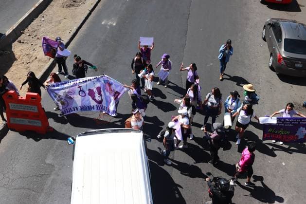 March 8, 2024 in Mexico City, Mexico: Feminists members of various contingents from the State of Mexico close Zaragoza Avenue within the framework of International Women s Day. on March 8, 2024. in Mexico City, Mexico. Mexico City Mexico - ZUMAe321 20240308_zia_e321_017 Copyright: xCarlosxSantiagox