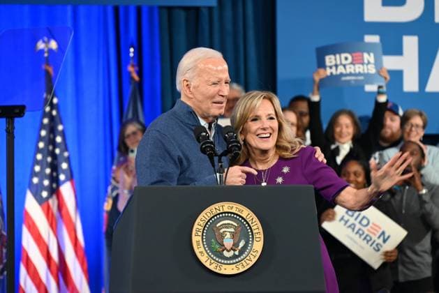 News Bilder des Tages RECORD DATE NOT STATED U.S. President Joe Biden and U.S. First Lady Jill Biden deliver remarks at a campaign event in Pennsylvania (NEW) U.S. President Joe Biden (Left) and U.S. First Lady Jill Biden (Right) embraced at a campaign event, Friday evening as President Joe Biden talked to the audience about their marriage in Wallingford, Pennsylvania. March 8, 2024, Wallingford, Pennsylvania, USA: One day after the State of the Union Address at the U.S. Capitol, U.S. President Joe Biden and U.S. First Lady Jill Biden attended a Campaign Event at Strath Haven Middle School. Credit: Kyle Mazza TheNews2 (Foto: Kyle Mazza Thenews2 imago images) U.S. President Joe Biden and U.S. First Lady Jill Biden deliver remarks at a campaign event in Pennsylvania  Copyright: xKylexMazzax