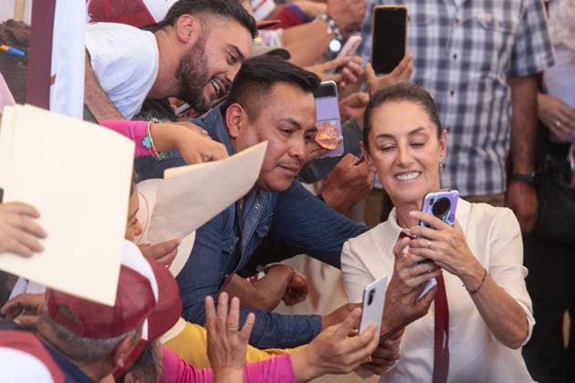 Claudia Scheinbaum On The Campaign Trail - Mexico Claudia Sheinbaum, candidate for the Presidency of Mexico for the Let s Make History coalition, take a selfie during a political rally as part of her tour of the State of Mexico. Teoloyucan, Mexico, March 8, 2024. Photo by Rick Cruz Eyepix Group ABACAPRESS.COM Teoloyucan State Of Mexico Mexico  Copyright: xEyepix ABACAx