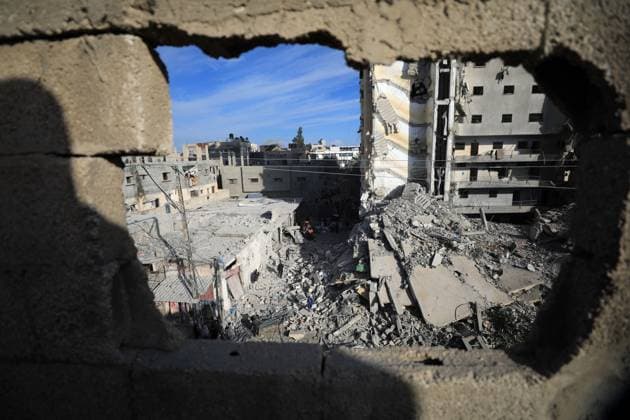 Bilder des Jahres 2024, News 03 März News Themen der Woche KW10 News Bilder des Tages (240309) -- GAZA, March 9, 2024 -- People inspect destroyed buildings after intense airstrikes in the southern Gaza Strip city of Rafah, on March 9, 2024. The Palestinian death toll from ongoing Israeli attacks on the Gaza Strip has risen to 30,960 with 72,524 others wounded, the Hamas-run Health Ministry said in a press statement on Saturday. (Photo by Xinhua) MIDEAST-GAZA-ISRAEL-STRIKES-AFTERMATH YasserxQudih 