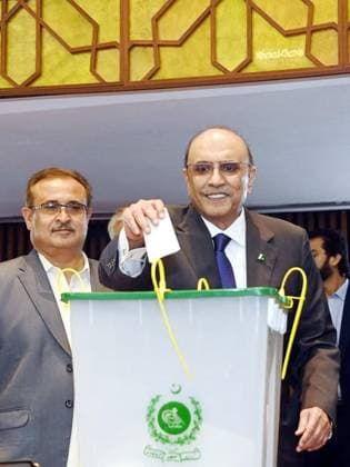 News Themen der Woche KW10 News Bilder des Tages (240309) -- ISLAMABAD, March 9, 2024 -- Photo released by Pakistan s Press Information Department () on March 9, 2024 shows Asif Ali Zardari casting his vote during the presidential election in Islamabad, capital of Pakistan. Ruling coalition candidate Asif Ali Zardari won the presidential election of Pakistan with an overwhelming lead on Saturday, the Election Commission of Pakistan announced. ( Handout via Xinhua) PAKISTAN-ISLAMABAD-PRESIDENT-ELECTION PID 