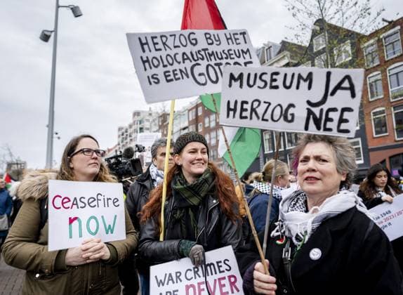 Bilder des Jahres 2024, News 03 März News Themen der Woche KW10 News Bilder des Tages AMSTERDAM - Protesters are taking action on Waterlooplein against the presence of Israeli President Isaac Herzog at the opening of the National Holocaust Museum. The museum is opened by King Willem-Alexander. ANP FREEK VAN DEN BERGH netherlands out - belgium out  Copyright: xx x493317294x originalFilename: 493317294.jpg