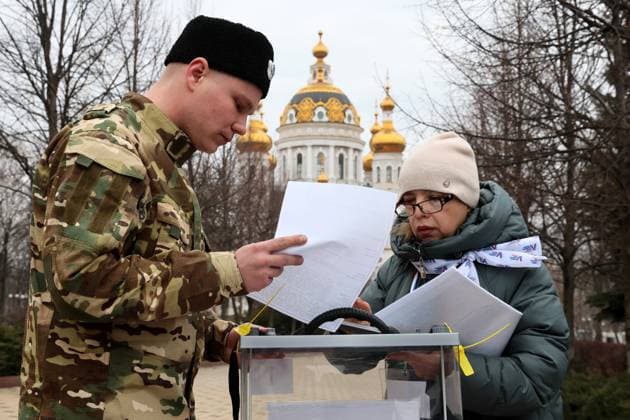 Bilder des Jahres 2024, News 03 MÃ¤rz News Themen der Woche KW10 News Bilder des Tages RUSSIA, DONETSK - MARCH 10, 2024: A Cossack casts his ballot as early voting takes place ahead of the 2024 presidential election scheduled for March 15-17, with LDPR (Russian Liberal Democratic Party) Chairman Leonid Slutsky, Nikolai Kharitonov from KPRF (Russian Communist Party), incumbent president Vladimir Putin self-nominated, and Vladislav Davankov from New People, listed as candidates. Dmitry Yagodkin TASS  68069770