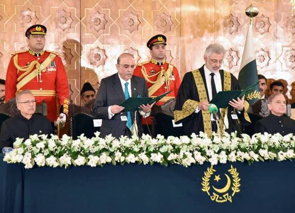 News Themen der Woche KW10 News Bilder des Tages (240310) -- ISLAMABAD, March 10, 2024 -- Chief Justice of Pakistan Qazi Faez Isa (2nd R, front) administers the oath of office to the newly-elected President Asif Ali Zardari (3rd R, front) at the President s House in Islamabad, capital of Pakistan, March 10, 2024. Asif Ali Zardari took oath as the 14th president of Pakistan during a ceremony held at the President s House on Sunday, according to a statement from the President s Office. ( Handout via Xinhua) PAKISTAN-ISLAMABAD-PRESIDENT-OATH Pakistan sxPressxInformationxDepartment 
