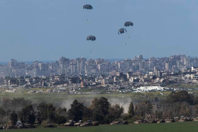 News Themen der Woche KW10 News Bilder des Tages What is believed to be a United States Air Force C-130 drops humanitarian aid by parachute over the northern Gaza Strip as seen from inside southern Israel on March 10, 2024. The USA and other countries continue to drop food and other humanitarian aid supplies to Palestinians in dire need in the Gaza Strip just before the start of the Islamic Holy month of Ramadan as Israel s war against Hamas continues.  ISR20240310003 JimxHollander