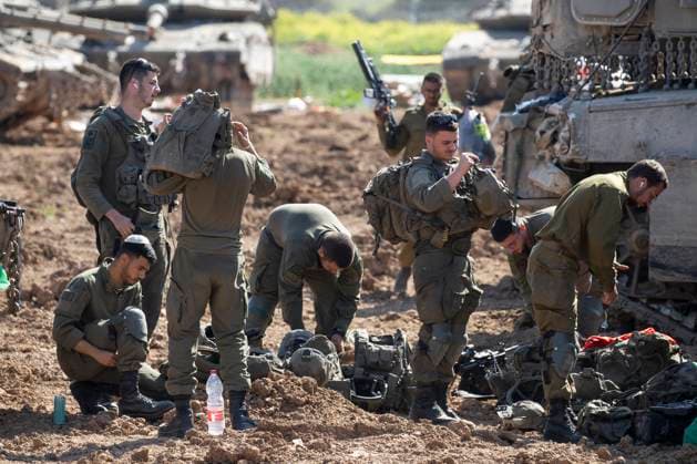 News Themen der Woche KW10 News Bilder des Tages Israeli army soldiers prepare to leave a staging area inside Israel near the border with the Gaza Strip on March 120, 2024. The United States and other countries continue to drop humanitarian aid by parachute into the northern Gaza Strip as Israel continues its war against Hamas inside the Gaza Strip without any ceasefire deal or an agreement to feee the 135 Israeli hostages still held by Hamas as the Moslem holy month of Ramadan begins soon.  ISR20240310008 JimxHollander