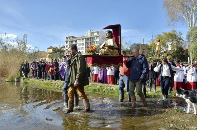 News Themen der Woche KW10 News Bilder des Tages PROCESSION SAINT GALDRIC A PERPIGNAN - PRIERE CONTRE LA SECHERESSE PHOTOPQR L INDEPENDANT CHRISTOPHE BARREAU ; 10 03 2024 ; PROCESSION PRIERE A SAINT GALDRIC A PERPIGNAN Sous un grand soleil, ce dimanche 10 mars, des centaines de fidèles sont venus prier Sant Galdric dans les rues de Perpignan, de la cathédrale aux berges de la Têt, pour invoquer la pluie face à cette sécheresse historique qui sévit depuis deux ans dans les Pyrénées-Orientales. Perpignan, France, march 10th 2024 Under bright sunshine, this Sunday, March 10, hundreds of faithful came to pray to Sant Galdric in the streets of Perpignan, from the cathedral to the banks of the Têt, to invoke rain in the face of this historic drought which has been raging for two yea  Copyright: xPHOTOPQR L INDEPENDANT MAXPPPxCHRISTOPHExBARREAUx 20240310IND3141 20240310IND3144