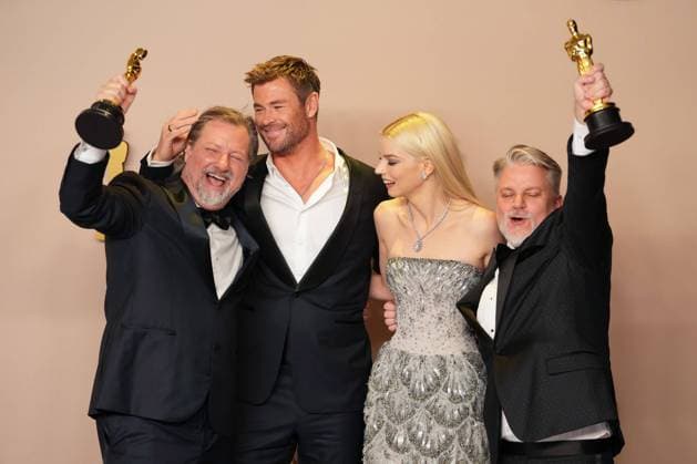 Bilder des Jahres 2024, Entertainment 03 März Dave Mullins and Brad Booker, the filmmakers behind the Best Animated Short film, The War is Over! Inspired by the Music of John and Yoko, appear backstage with their Oscars and presenters Anya Taylor-Joy and Chis Hemsworth at the 96th annual Academy Awards in Los Angeles, California, on Sunday, March 10, 2024. Since 1929, the Oscars have recognized excellence in cinematic achievements.  LAP20240310804 PATxBENIC