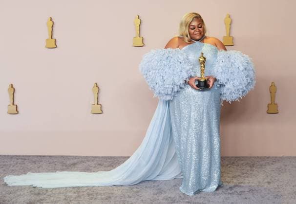 Bilder des Jahres 2024, Entertainment 03 März Da Vine Joy Randolph of The Holdovers celebrates backstage with her Oscar for Best Actress in a Supporting Role at the 96th annual Academy Awards in Los Angeles, California, on Sunday, March 10, 2024. Since 1929, the Oscars have recognized excellence in cinematic achievements.  LAP20240310847 PATxBENIC
