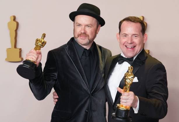 Bilder des Jahres 2024, Entertainment 03 März Entertainment Bilder des Tages Johnnie Burn and Tarn Willers of The Zone of Interest celebrate backstage with their Oscars for Sound at the 96th annual Academy Awards in Los Angeles, California, on Sunday, March 10, 2024. Since 1929, the Oscars have recognized excellence in cinematic achievements.  LAP20240310855 PATxBENIC