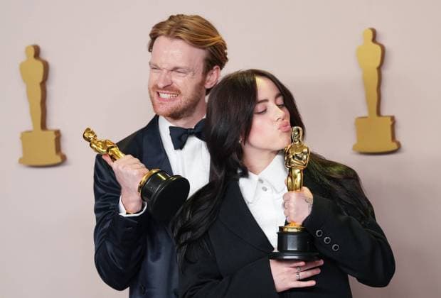 Bilder des Jahres 2024, Entertainment 03 März Entertainment Themen der Woche KW10 Entertainment Bilder des Tages Billie Eilish and Finneas O Connell of What Was I Made For from the film, Barbie, celebrate backstage with their Oscars for Best Original Song at the 96th annual Academy Awards in Los Angeles, California, on Sunday, March 10, 2024. Since 1929, the Oscars have recognized excellence in cinematic achievements.  LAP20240310861 PATxBENIC