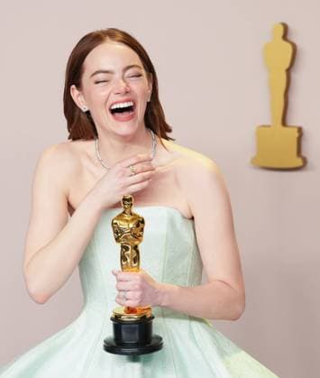 Bilder des Jahres 2024, Entertainment 03 März Entertainment Bilder des Tages Emma Stone of Barbie celebrates backstage with her Oscar for Best Actress at the 96th annual Academy Awards in Los Angeles, California, on Sunday, March 10, 2024. Since 1929, the Oscars have recognized excellence in cinematic achievements.  LAP20240310874 PATxBENIC